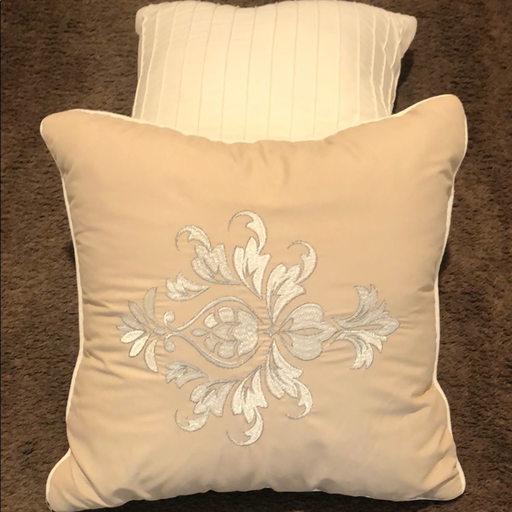 2 Accent pillows